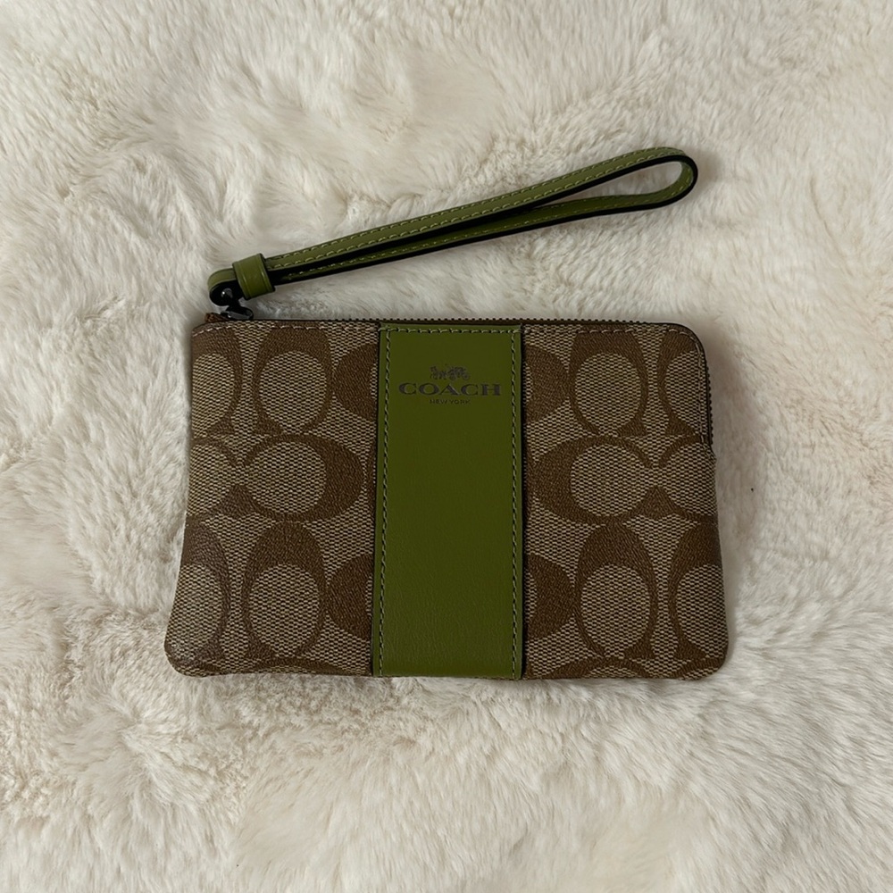 NWT Coach Corner Zip Wristlet in Olive Green
